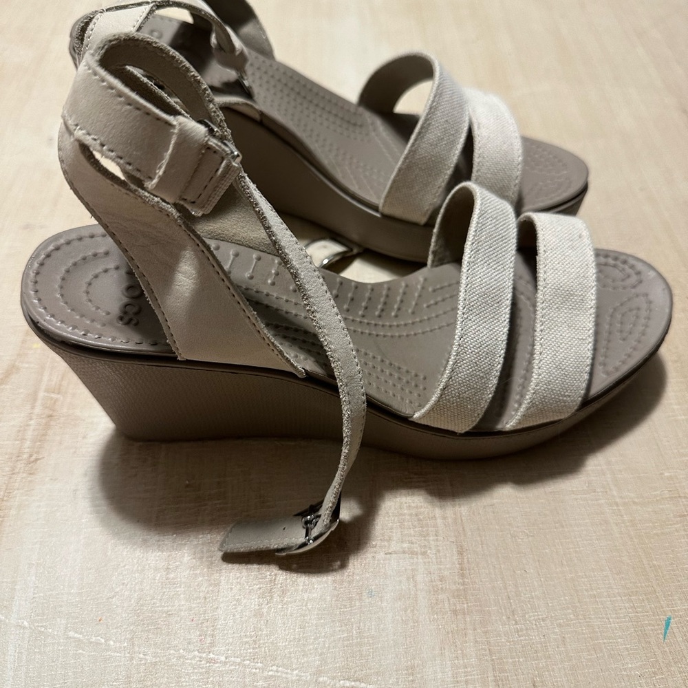 CROCS Leigh II Strappy Wedge Sandals in Mushroom/Oatmeal size 8 - Picture 9 of 12